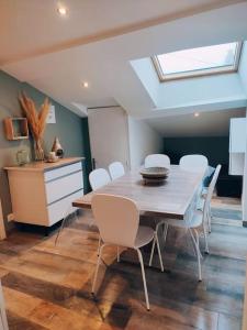 une salle à manger avec une table et des chaises blanches dans l'établissement Maison chaleureuse située à Saumur, à Saumur