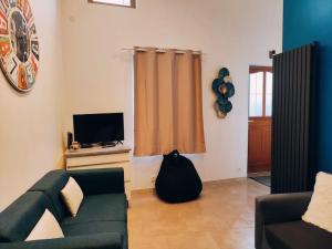 Telewizja i/lub zestaw kina domowego w obiekcie Maison chaleureuse située à Saumur