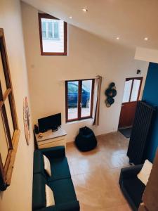 Maison chaleureuse située à Saumur في سوموور: غرفة معيشة بها أريكة وتلفزيون