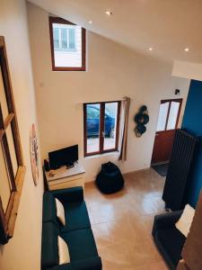 salon z kanapą i telewizorem w obiekcie Maison chaleureuse située à Saumur w mieście Saumur