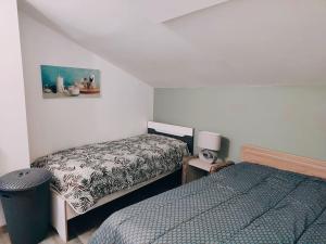 1 dormitorio pequeño con 2 camas en una habitación en Maison chaleureuse située à Saumur en Saumur