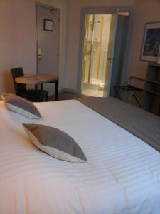 Кровать или кровати в номере Hôtel Carmin