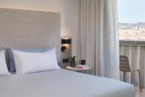 Postel nebo postele na pokoji v ubytování INNSiDE by Meliá Barcelona Apolo