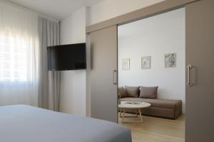 TV a/nebo společenská místnost v ubytování INNSiDE by Meliá Barcelona Apolo