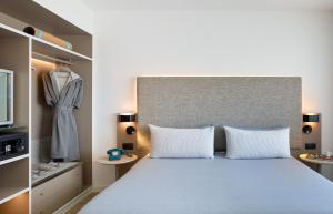 Postel nebo postele na pokoji v ubytování INNSiDE by Meliá Barcelona Apolo
