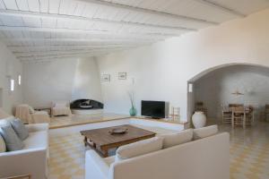 un soggiorno con divano e tavolo di El Porró a Cadaqués
