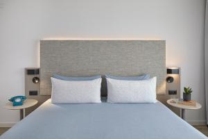 Postel nebo postele na pokoji v ubytování INNSiDE by Meliá Barcelona Apolo