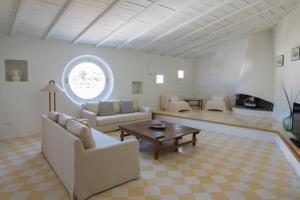 un soggiorno con divano e tavolo di El Porró a Cadaqués