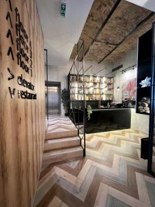 un vestíbulo de una tienda con suelo de madera en Capital Hotel Garni en Belgrado