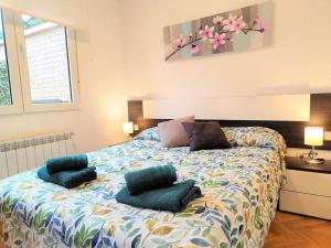 - une chambre avec un lit et 2 oreillers dans l'établissement APARTAMENTOS TURISTICOS SEVIRO Madrid, à Madrid