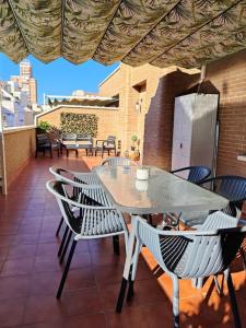 d'une terrasse avec une table et des chaises sur un balcon. dans l'établissement APARTAMENTOS TURISTICOS SEVIRO Madrid, à Madrid