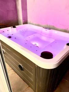 - dużą fioletową wannę w łazience w obiekcie Relax Apartment - private Jacuzzi/SPA with 2bedrooms (A/C) - Netflix - 24 h/entry w Maladze