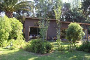 a house with a garden in front of it at Acogedora casa a pasos de la playa-Couzy house next to the beach in La Serena