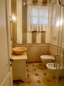La salle de bains est pourvue d'un lavabo et de toilettes. dans l'établissement Appartamento Stella, à Pozzolengo