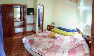 プエルトイグアスにあるLos riosのベッドルーム1室(ピンクと白のキルトのベッド1台付)