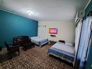 Pokój z 2 łóżkami i biurkiem w obiekcie Hostal Lima Verde w mieście La Lima