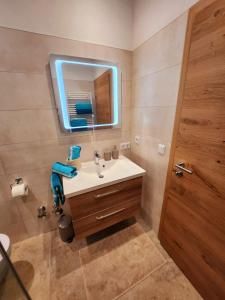 uma casa de banho com um lavatório e um espelho em Mountain JoLe em Neustift im Stubaital
