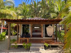 um pavilhão com uma cama e uma rede de descanso em Bungalows Tree Tops - Adults Only em Zihuatanejo