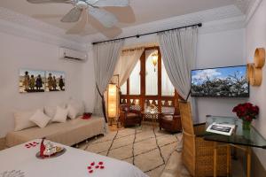 TV a/nebo společenská místnost v ubytování Riad Dar Justo Hotel Boutique & Spa