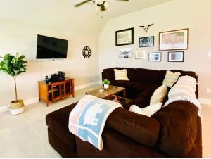 TV a/nebo společenská místnost v ubytování Waxahachie Queen bed, 10 mins 2 DWNT & Medical managed by stay albatross rentals 254-500-2317