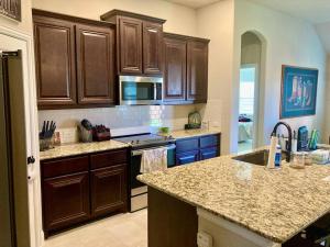 Kuchyň nebo kuchyňský kout v ubytování Waxahachie Queen bed, 10 mins 2 DWNT & Medical managed by stay albatross rentals 254-500-2317 + 8 fotografií