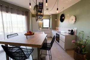 Kuchnia lub aneks kuchenny w obiekcie Stanatura Appt 2 chambres vue panoramique #INDENO
