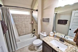 Koupelna v ubytování Waxahachie Queen bed, 10 mins 2 DWNT & Medical managed by stay albatross rentals 254-500-2317