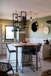 Kuchnia lub aneks kuchenny w obiekcie Stanatura Appt 2 chambres vue panoramique #INDENO