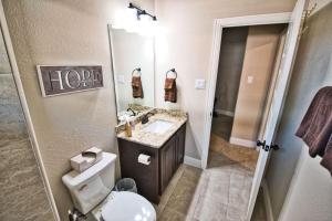 Koupelna v ubytování Waxahachie Queen bed, 10 mins 2 DWNT & Medical managed by stay albatross rentals 254-500-2317