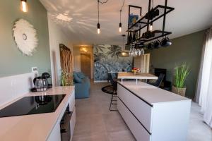 kuchnia i salon z blatem i stołem w obiekcie Stanatura Appt 2 chambres vue panoramique #INDENO w mieście Porto-Vecchio
