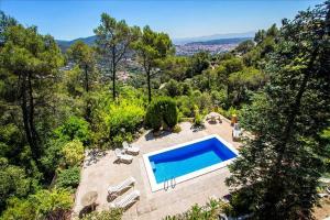 an overhead view of a swimming pool in a garden at Catalunya Casas Mountain Escape with stunning views 40 km to Barna! in San Felíu del Racó