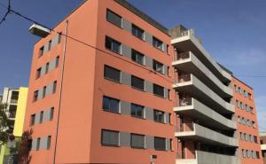 un bâtiment orange avec des balcons noirs dans l'établissement Cannstatter Hotel, à Stuttgart