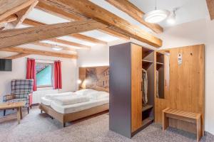 1 dormitorio con 1 cama en una habitación con techos de madera en Zum Alten Fritz en Weigendorf