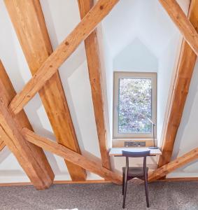 Habitación con mesa y ventana en Zum Alten Fritz en Weigendorf