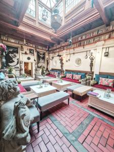 バンスカー・シュチャヴニツァにあるDivná pani Luxury Gallery Roomsのテーブルとソファ付きの広い客室です。