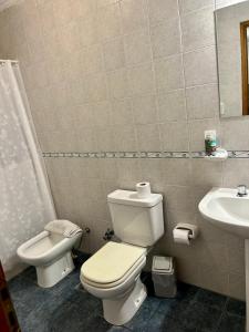 y baño con aseo y lavamanos. en Apartamentos en Federacion Zona Centro en Federación