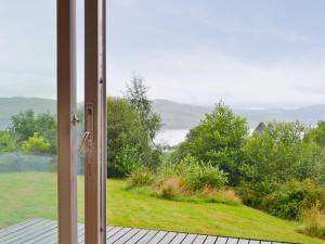 une porte ouverte avec vue sur un champ dans l'établissement West Bothy, à Glenborrodale