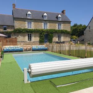 una piscina frente a una casa en Gîte des Lavandières en Amanlis