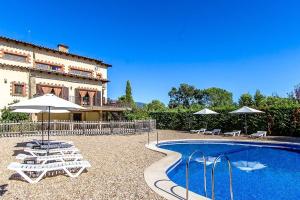 uma villa com piscina em frente a um edifício em Catalunya Casas Nature and Tranquility for 24 pax - 30km to beach em Sant Pere de Vilamajor