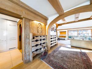 uma cozinha com paredes de madeira e uma sala de estar com um tapete em Schnitzerstube em Mittenwald