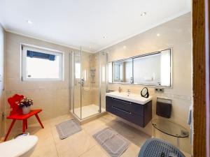 een badkamer met een wastafel en een douche bij Schnitzerstube in Mittenwald +11 foto's