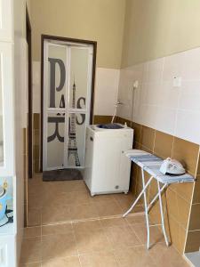 d'une petite salle de bains avec lave-linge. dans l'établissement Homestay Affan03 Gong Badak Dekat UNISZA & 500 meter dari Pantai, à Kampong Tanjong Gelam