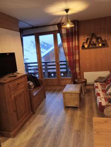 a living room with a view of a mountain at Appart. lumineux à St-Sorlin d'Arves (Sybelles) in Saint-Sorlin-dʼArves