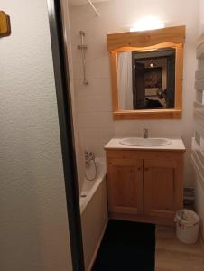 La salle de bains est pourvue d'un lavabo et d'un miroir. dans l'établissement Appart. lumineux à St-Sorlin d'Arves (Sybelles), à Saint-Sorlin-dʼArves