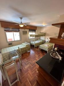 een woonkamer met 2 stapelbedden en een tafel bij Apart Hotel Bari in Cordoba