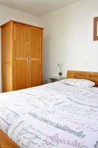Un pat sau paturi într-o cameră la Ferienwohnung Die Himmlische