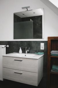 克萊沃的住宿－Ferienwohnung Die Himmlische，一间带水槽和镜子的浴室