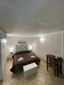 Kleines Zimmer mit einem Bett und einem Tisch in der Unterkunft Normanni Central House in Palermo