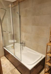 La salle de bains est pourvue d'une douche et d'une cabine de verre. dans l'établissement Le Chalet, à Charbonnières-les-Bains