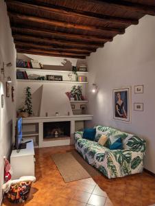 un soggiorno con divano e camino di Lizium Spoleto a Spoleto